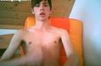 Jonge homo rukt zich af voor de webcam