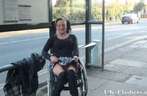 Gehandicapte geile slet flashed haar kale kutje vanuit haar rolstoel
