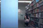 In de bibliotheek voor de webcam laat het meisje haar broek zakken en laat haar tietjes zien 