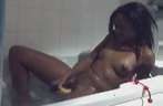 Geile Ebony mastubeerd in bad voor de webcam