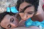 Neuken en gepijpt worden door twee mooie meiden op het strand