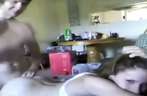 Jong geil koppeltje neukt voor de webcam en wordt betrapt