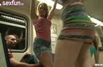 Stoute tiener meisjes in de metro