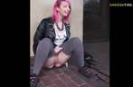 Brits punk meisje plast in het openbaar