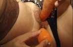 Met twee wortels geeft de geile lesbo zich zelf een dubbel penetratie