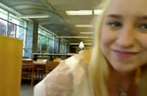 Blondje mastubeerd voor de webcam in de bib en squirt
