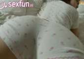 Tiener kruipt geil over haar bed