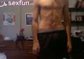 homo geeft een striptease en rukt zich af voor de webcam