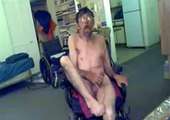 Invalide man trekt zich af in zijn rolstoel