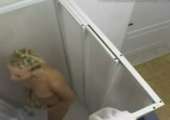 Studente stiekem gefilmd onder de douche tijdens het mastuberen