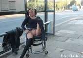 Meisje in rolstoel laat in het openbaar haar kut en tieten zien