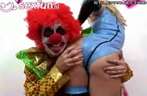 Kut clown steekt zijn rode neus in andere zaken.