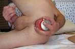 Homo met piercing in zijn ballen vuistneukt extreem