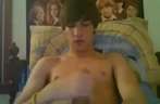 Homo boy rukt zich af voor de webcam en komt klaar