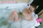 Ze word prive gefilmd in bad door haar geile vriend