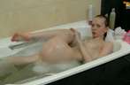 Verlegen tiener meisje in bad gefilmd