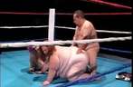 Zwaargewichten versus dwerg, porno in box ring.