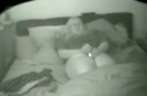 Een verborgen cam filmt een dikke moeder met haar dildo