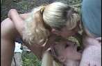Blonde huisvrouwen pijpen de buurman in het bos