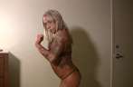 Sexy blonde bodybuildster toont haar geile spierballen