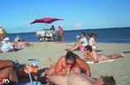 Pijpen en aftrekken op het naakt strand