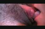Ze zuigt aan de kittelaar die op een kleine penis lijkt
