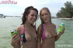 Los geslagen tiener bikini sletjes flashen hun tieten in het water