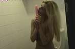 Op haar werk even masturberen op het toilet