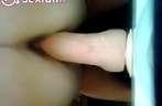 Het neuken van de dildo filmt ze met haar mobiel