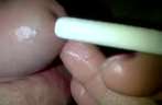 Plasbuis neuken met een rietje in close up
