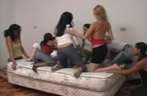 Genieten van en erotische lesbische gangbang.