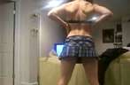Het schoolmeisje geeft een striptease voor de webcam