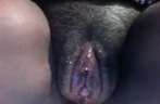 Ze mastubeerd haar dikke negerinnen kut close up voor de webcam