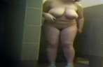Gluren bij een dikke vrouw onder de douche