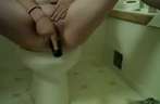 Op het toilet mastubeerd dit tiener meisje met een dildo haar natte kut