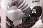 Kinky lesbische plassex met gasmasker op