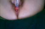 Het flesje nagellak stopt ze in haar kut en anus