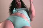 Een sigaret rokend plaagt ze je in haar lingerie