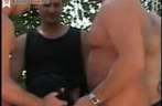 De mannen geven de geile hoer een gangbang 