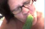 Met een stuk groente mastubeerd de teef voor de webcam