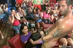 Na de eerste naakte stripper komen de dames los 