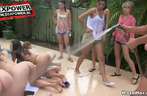 Na de koude douche beffen en mastuberen de meiden elkaar