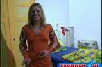 Blonde verlegen milf vingert haar kutje klaar