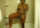 Zwarte BBW vrouw in de douche