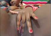 De geile Ebony vingert haar roze kut voor de webcam