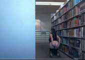 In de bibliotheek voor de webcam laat het meisje haar broek zakken en laat haar tietjes zien 