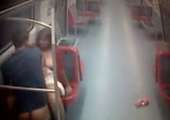 Jongens filmen geil stel dat pijpt en neukt in de bus