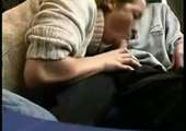 Tijdens de treinreis pijpt en trekt het meisje zijn penis af