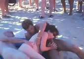 Trio sex op het naakt strand terwijl mensen toe kijken