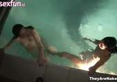 Dronken tiener meisjes naakt in het zwembad